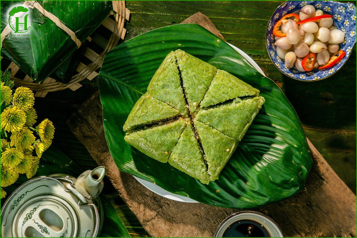 Gói bánh chưng bằng lá chuối tươi - Truyền thống dân dã, giữ trọn hương vị